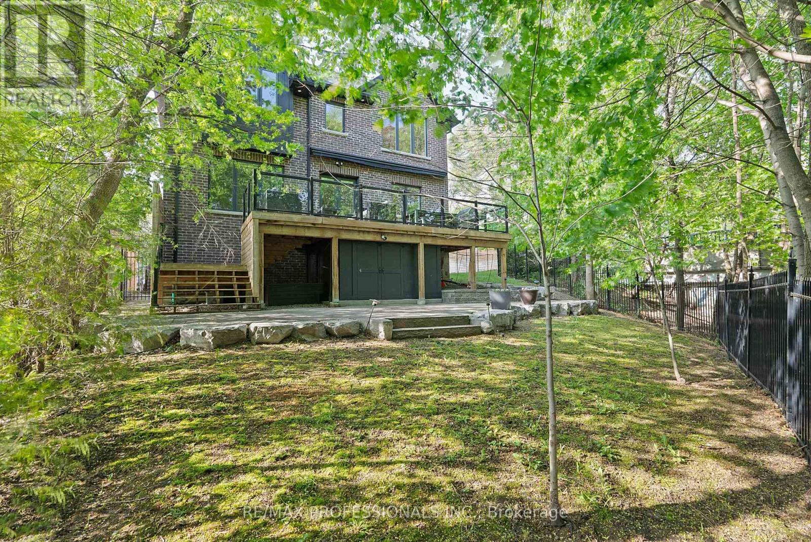 146 THOMPSON AVENUE - Image 43