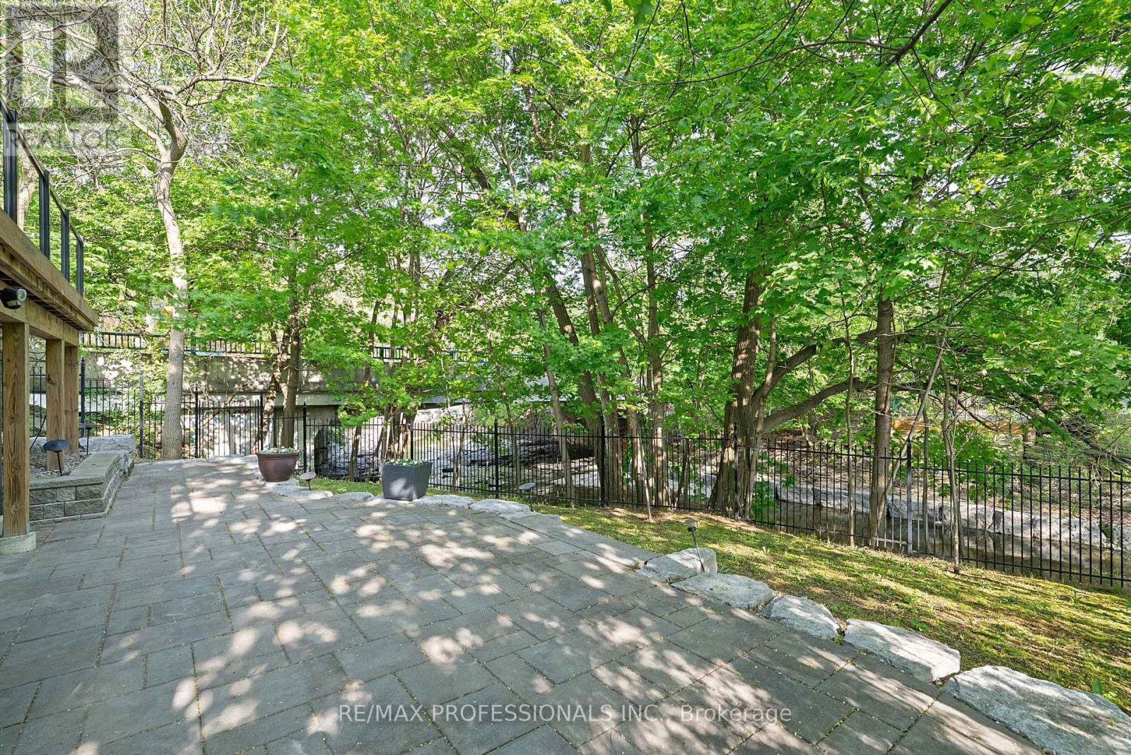 146 THOMPSON AVENUE - Image 45