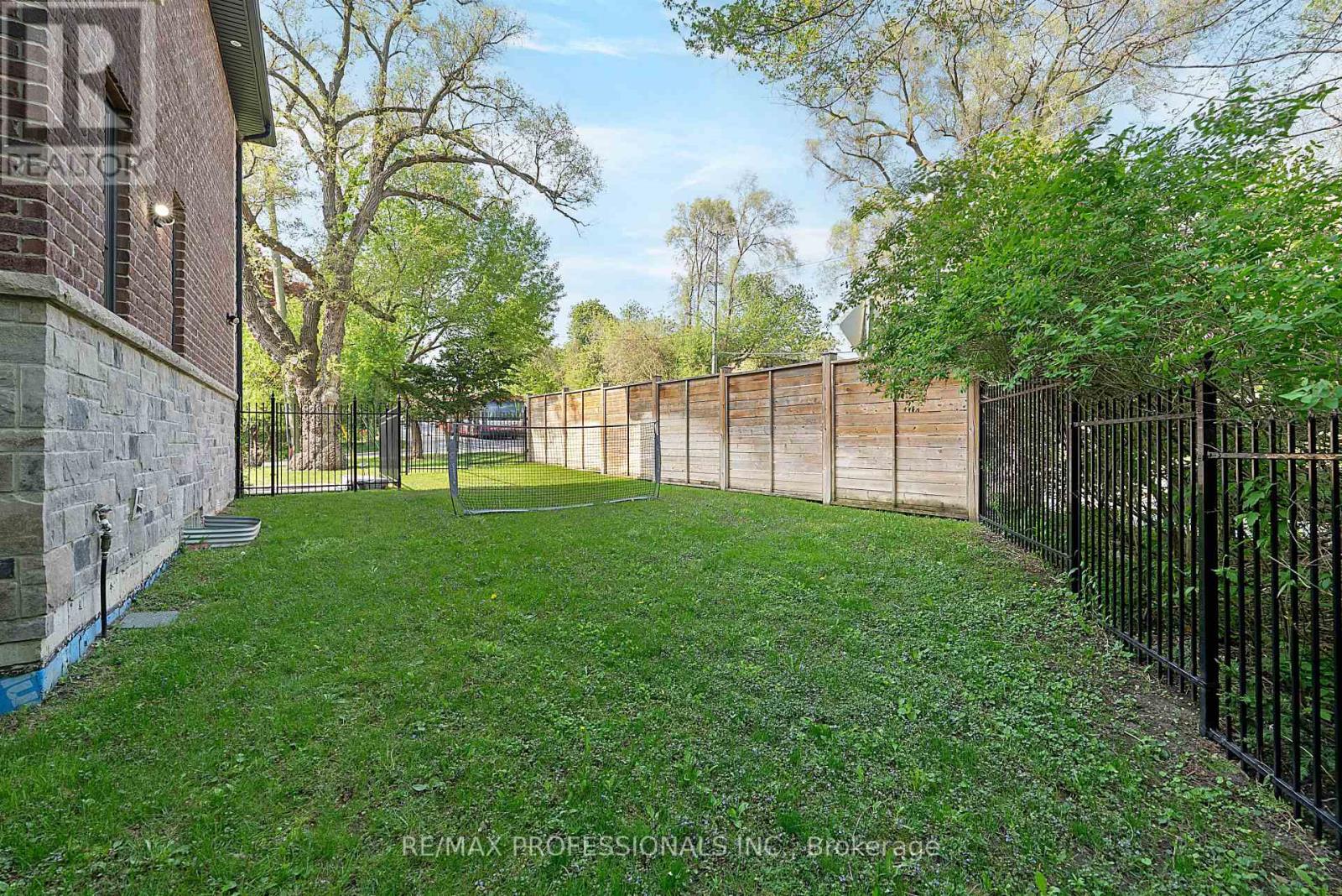 146 THOMPSON AVENUE - Image 47