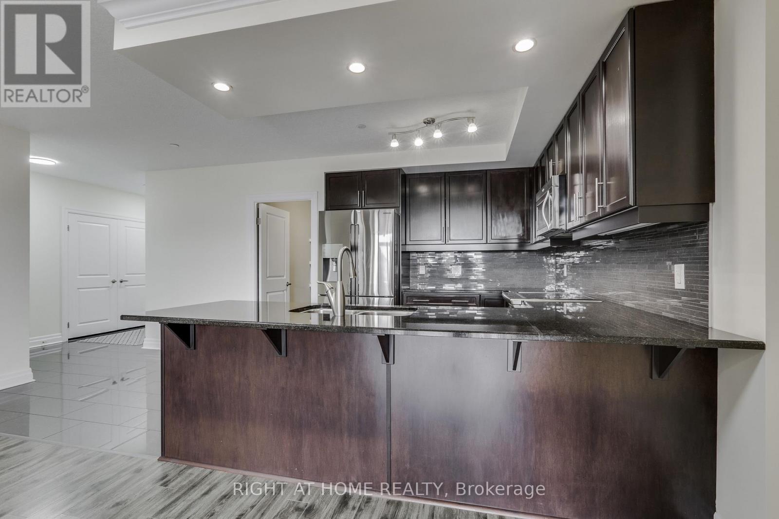 212 - 240 VILLAGEWALK BOULEVARD, London North (North R) — photo 6