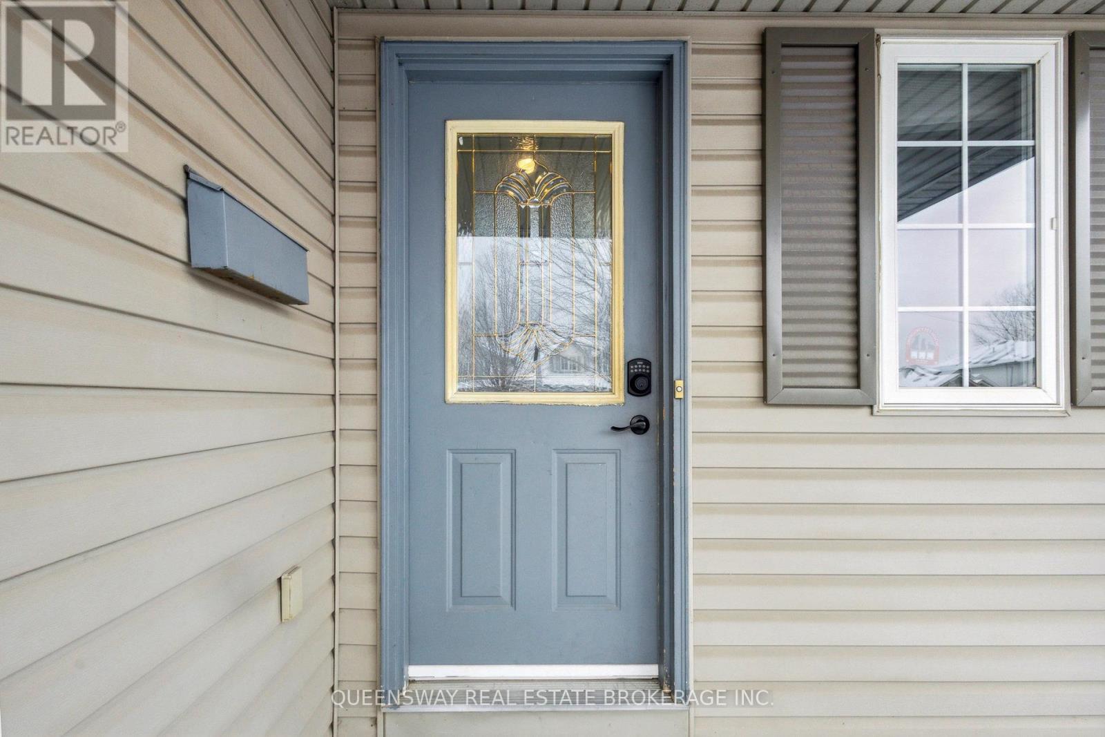 147 CRAWFORD CRESCENT — photo 3