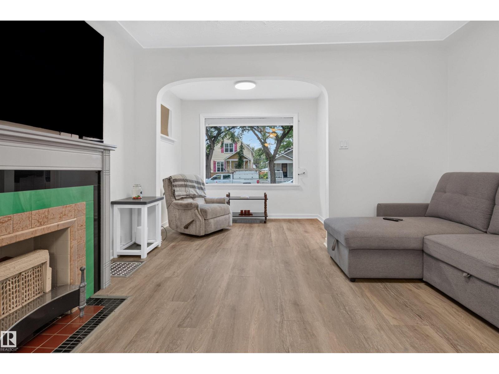 11431 88 ST NW - 4