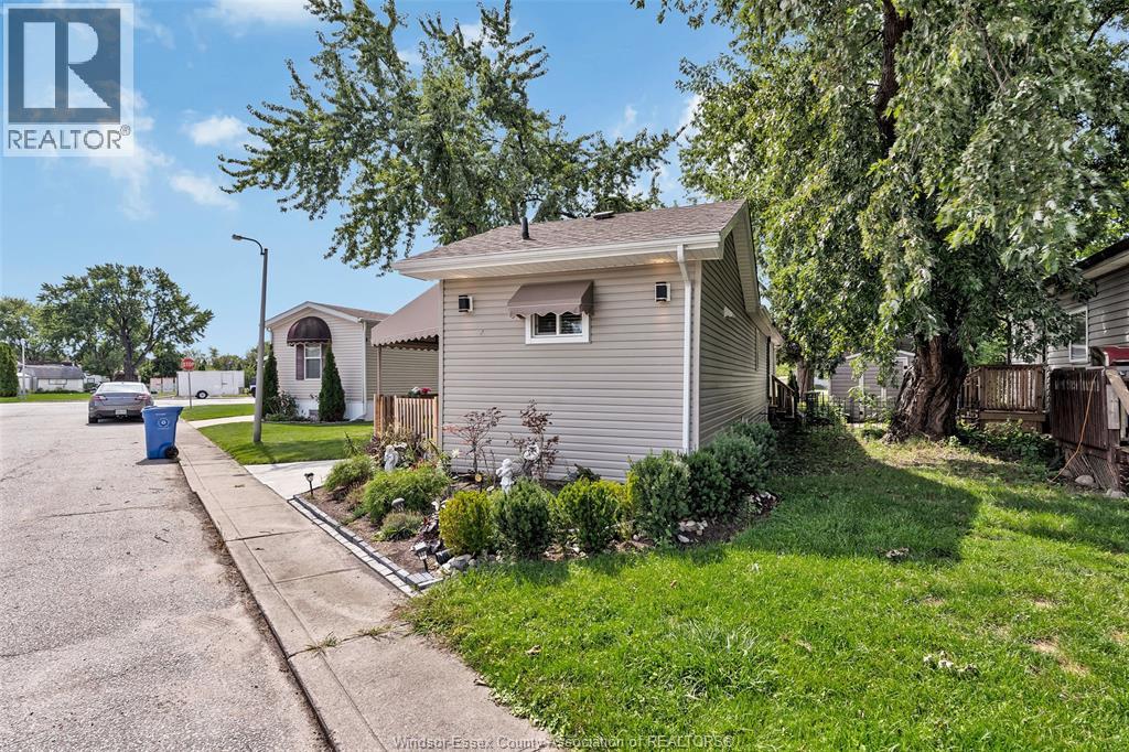 3 ROBIN CRESCENT - 3