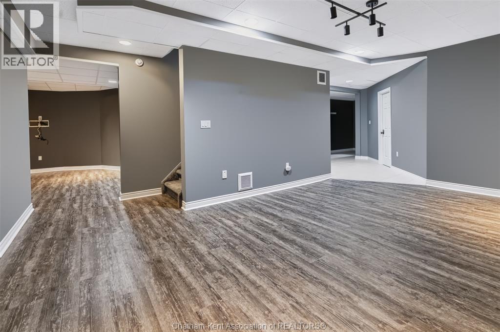 1951 Brigden ROAD - 32