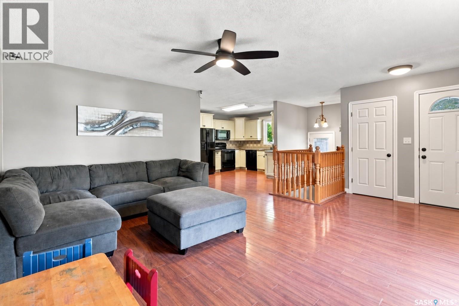 46 Cooper CRESCENT, Regina Saskatchewan — photo 4