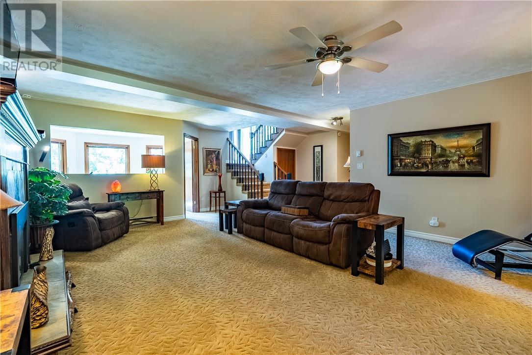 2376 Greenwood Drive - Image 33