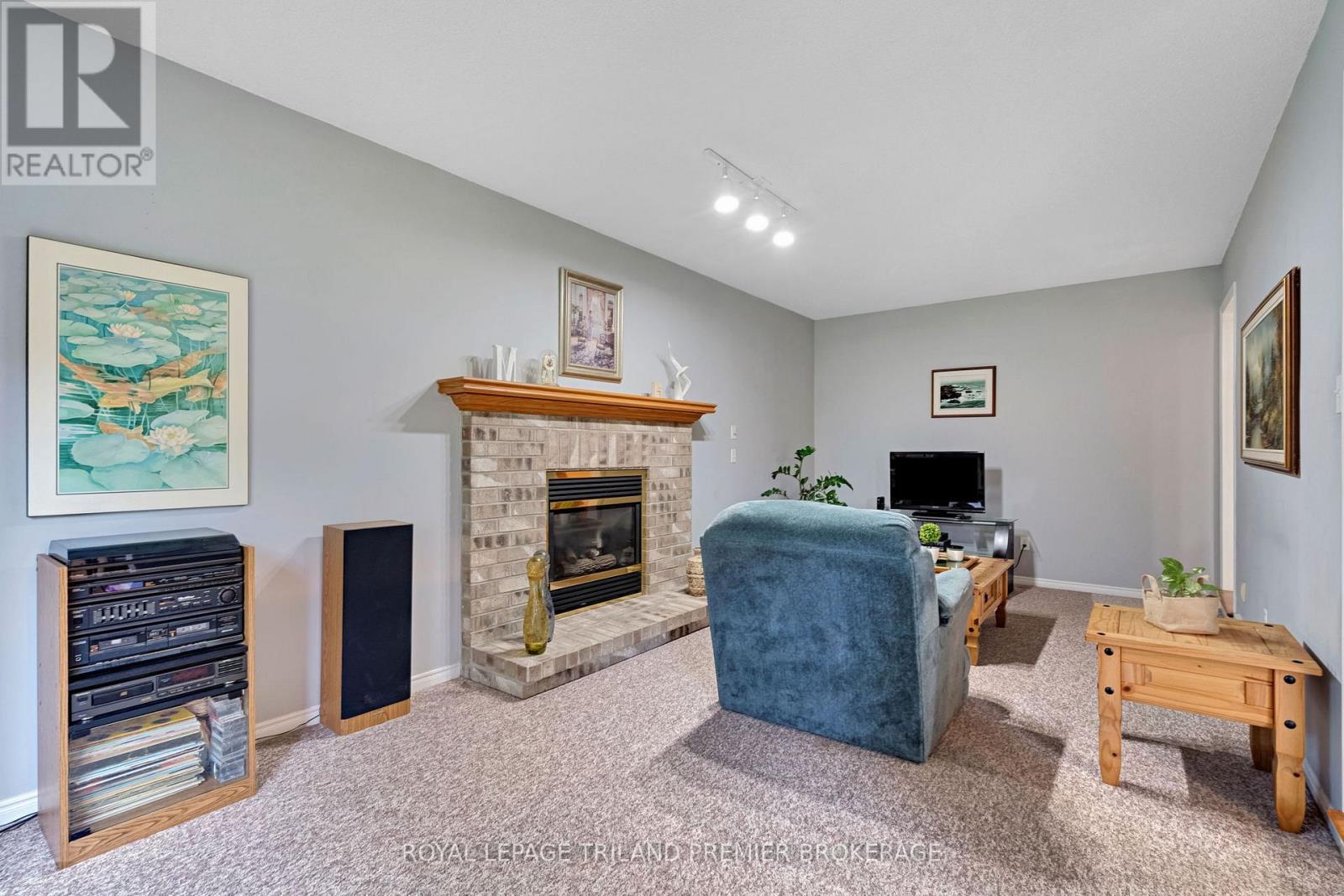 74 NAPOLEON DRIVE - 17