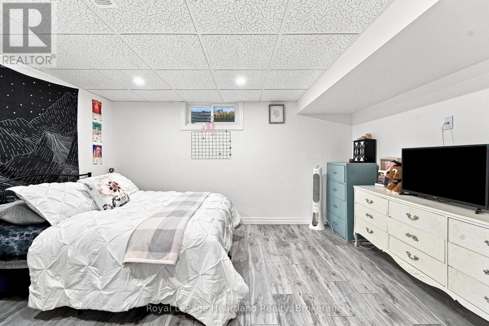 3042 ALBERT STREET - 32