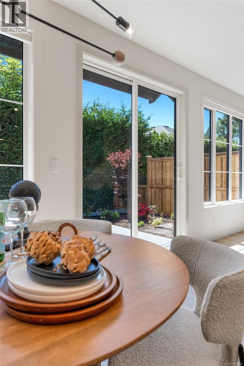 2 3333 Henderson Road, Oak Bay