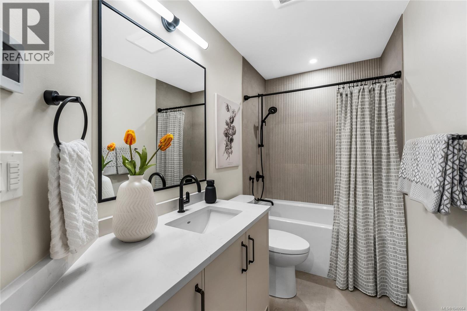 2 3333 Henderson Road, Oak Bay