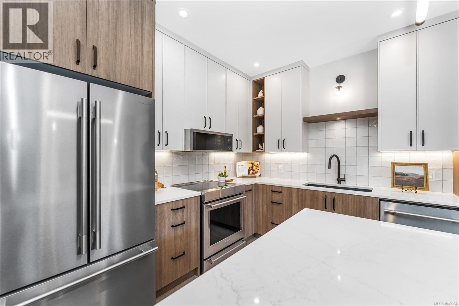 2 3333 Henderson Road, Oak Bay