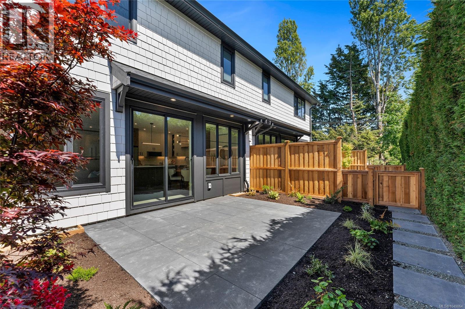 2 3333 Henderson Road, Oak Bay