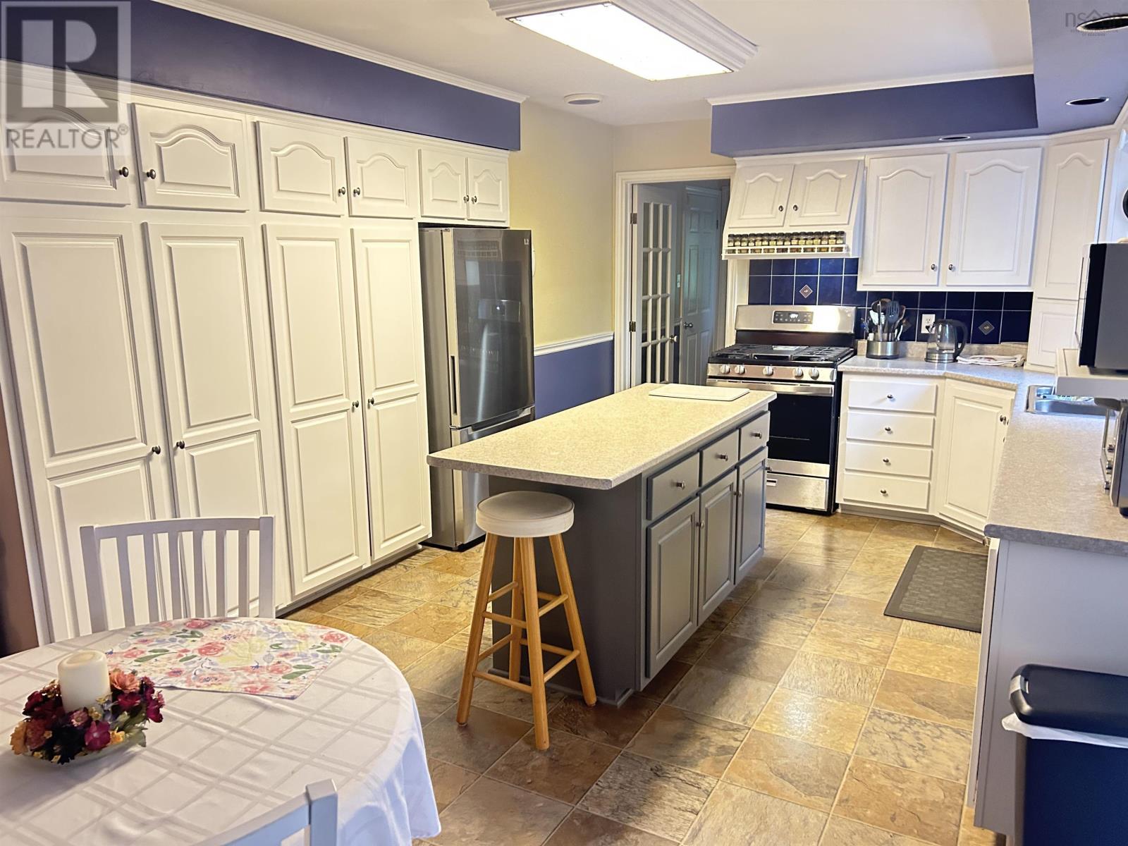 6 Ainsley Court - 8