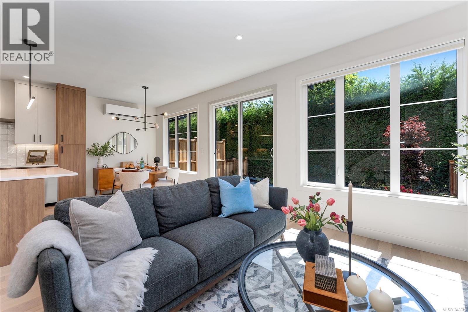 4 3333 Henderson Road, Oak Bay