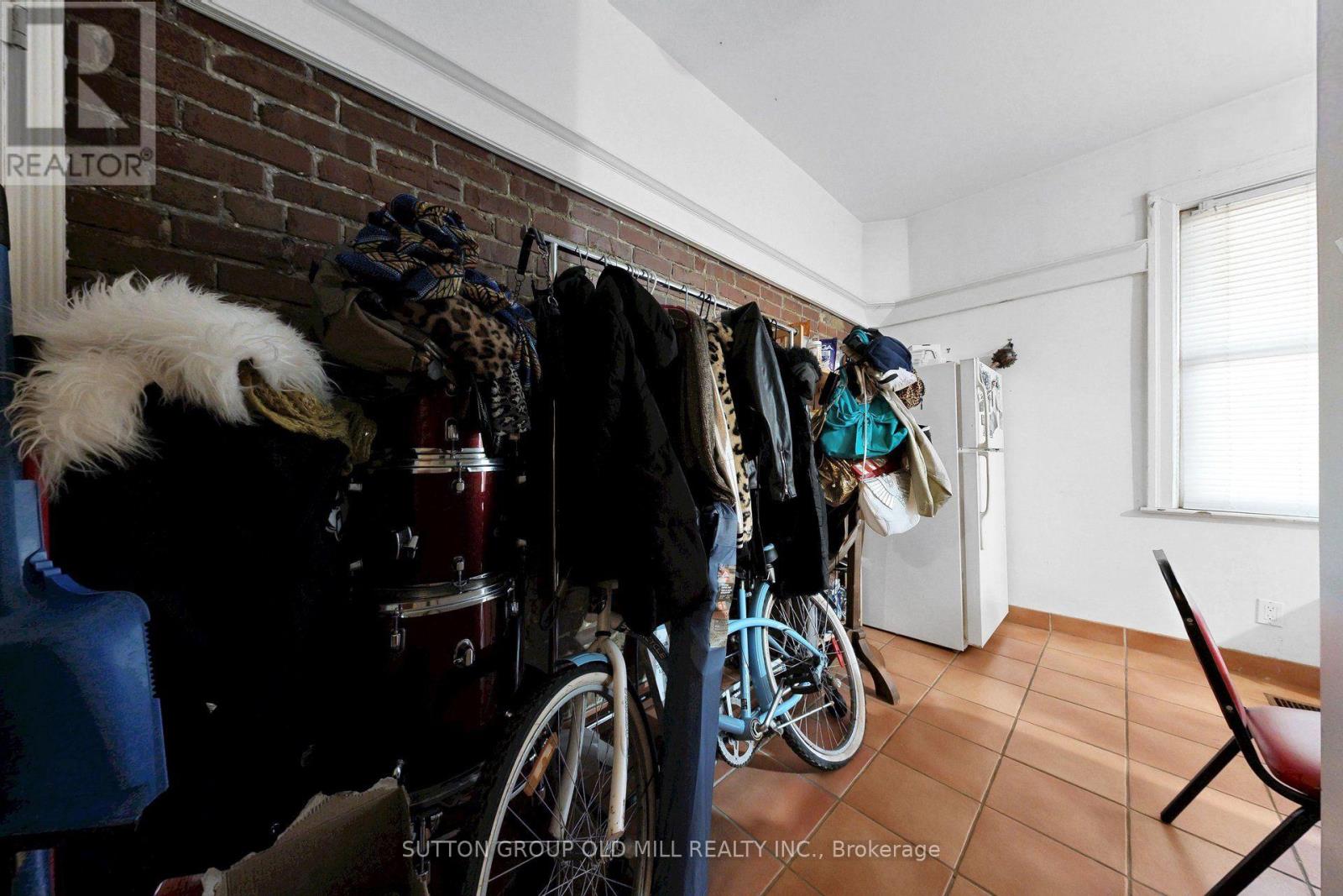 1060 COLLEGE STREET - 11