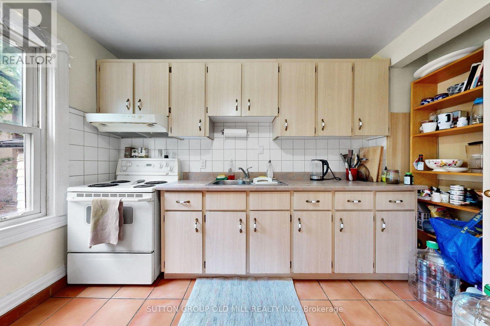 1060 COLLEGE STREET - 23