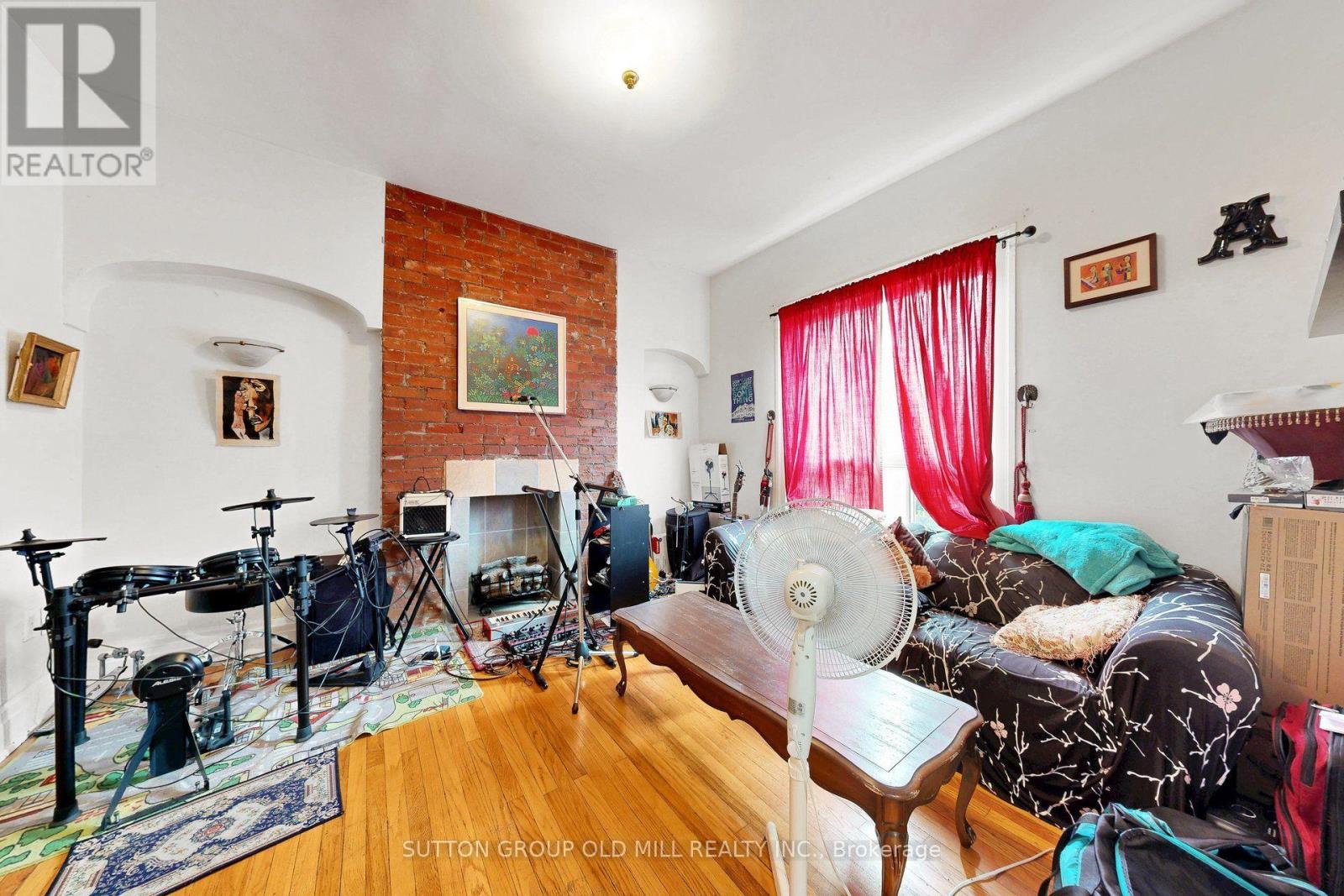 1060 COLLEGE STREET - 4
