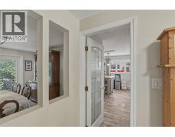 Foyer - 125 Corry Place, Penticton, BC V2A3S2 Photo 9