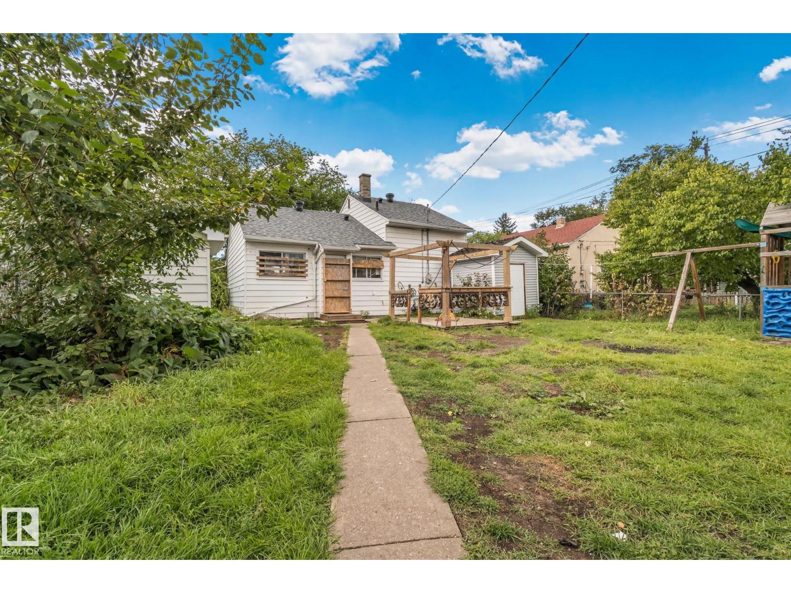 11935 125 ST NW - 5