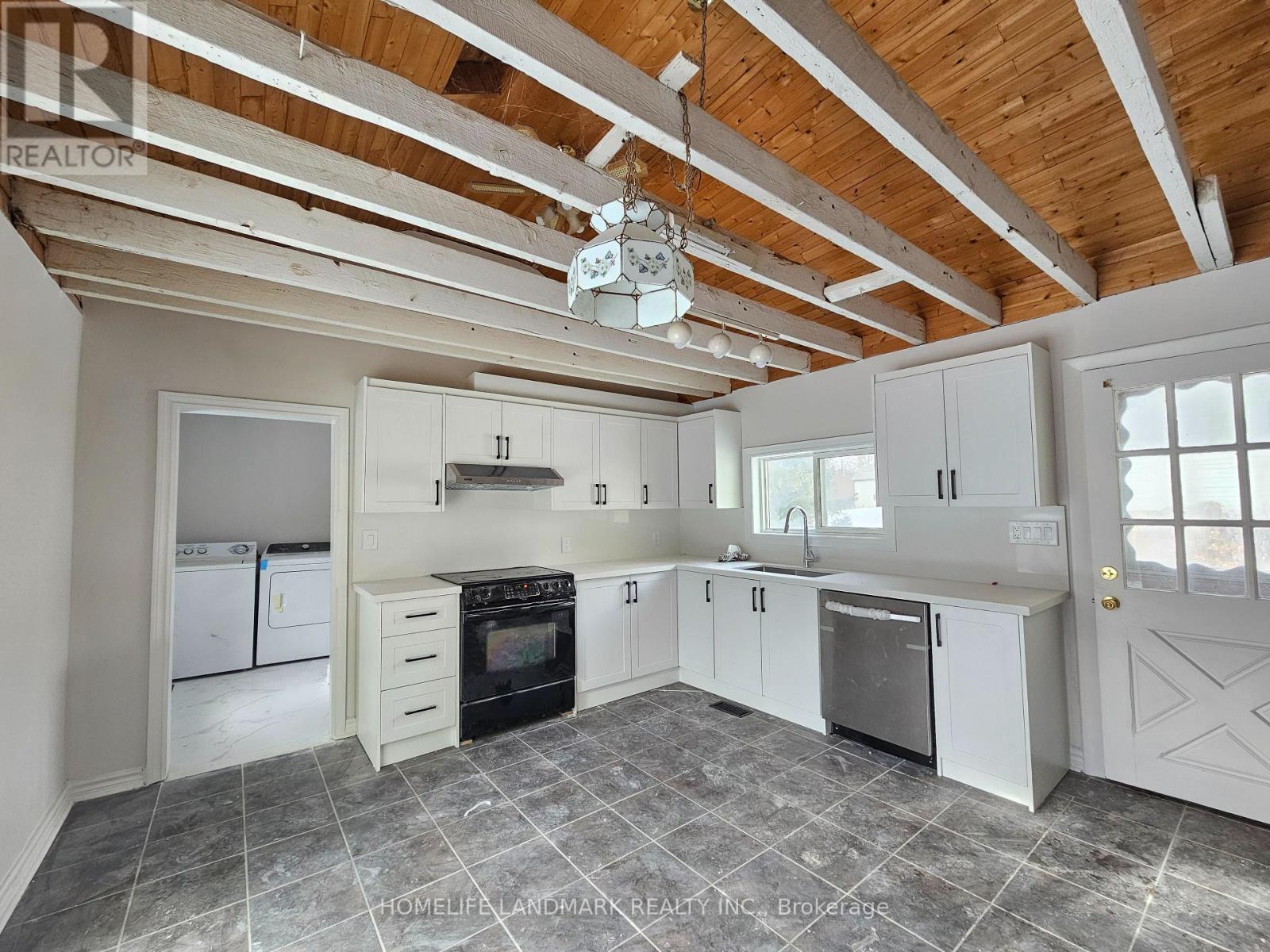SIDE UNIT (FACING NORTH) - 18852 LESLIE STREET, East Gwillimbury (Sharon) — photo 2
