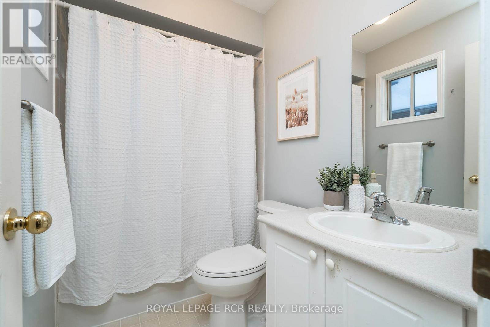 234 HOWARD CRESCENT - 21