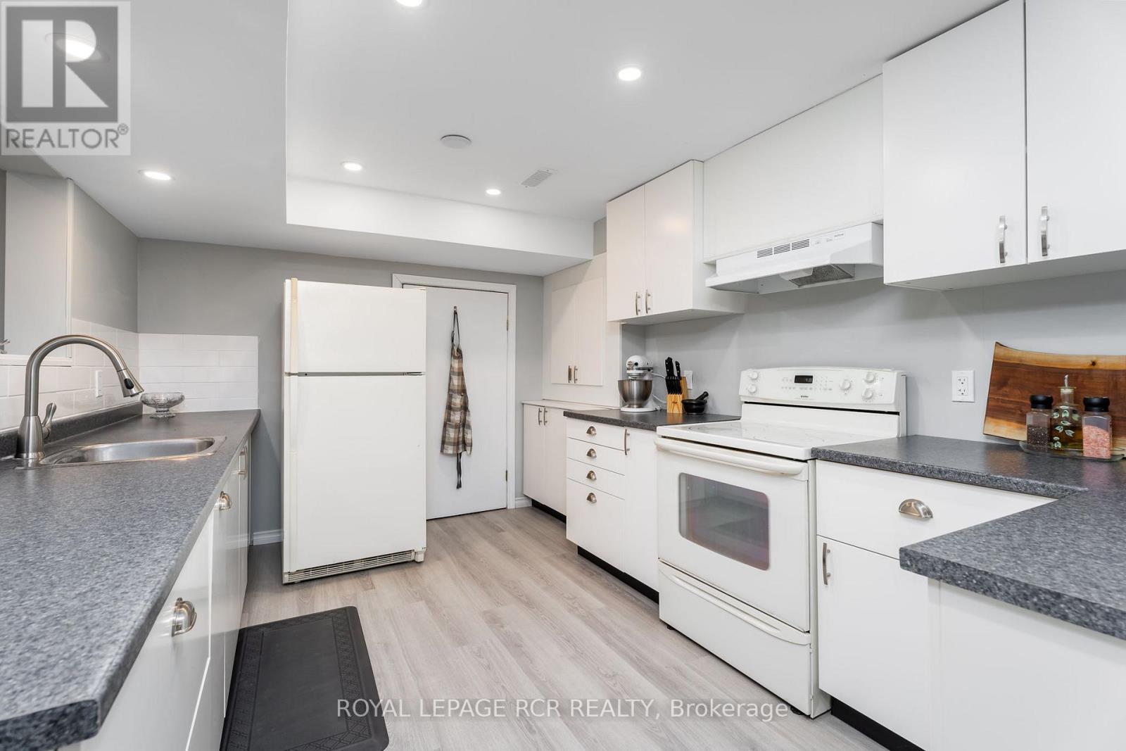 234 HOWARD CRESCENT - Image 27