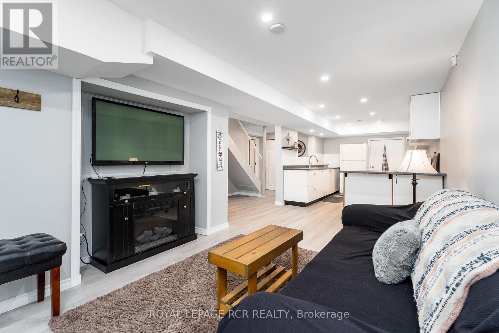 234 HOWARD CRESCENT - 29
