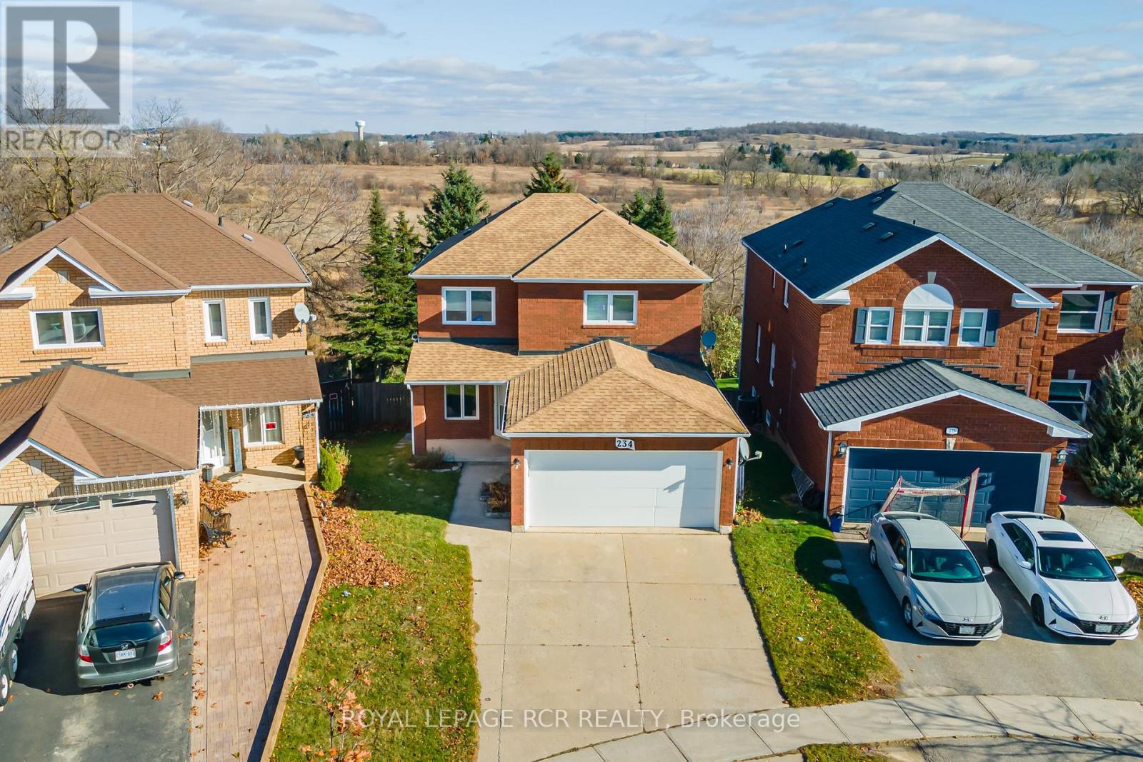 234 HOWARD CRESCENT - 4
