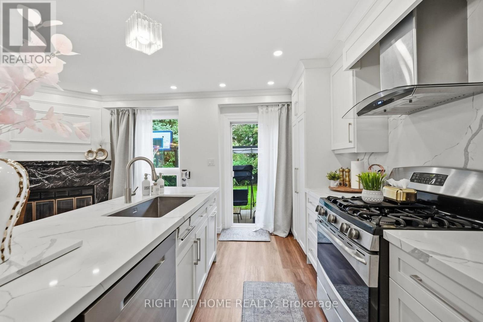 #44 2272 MOWAT AVENUE - 14