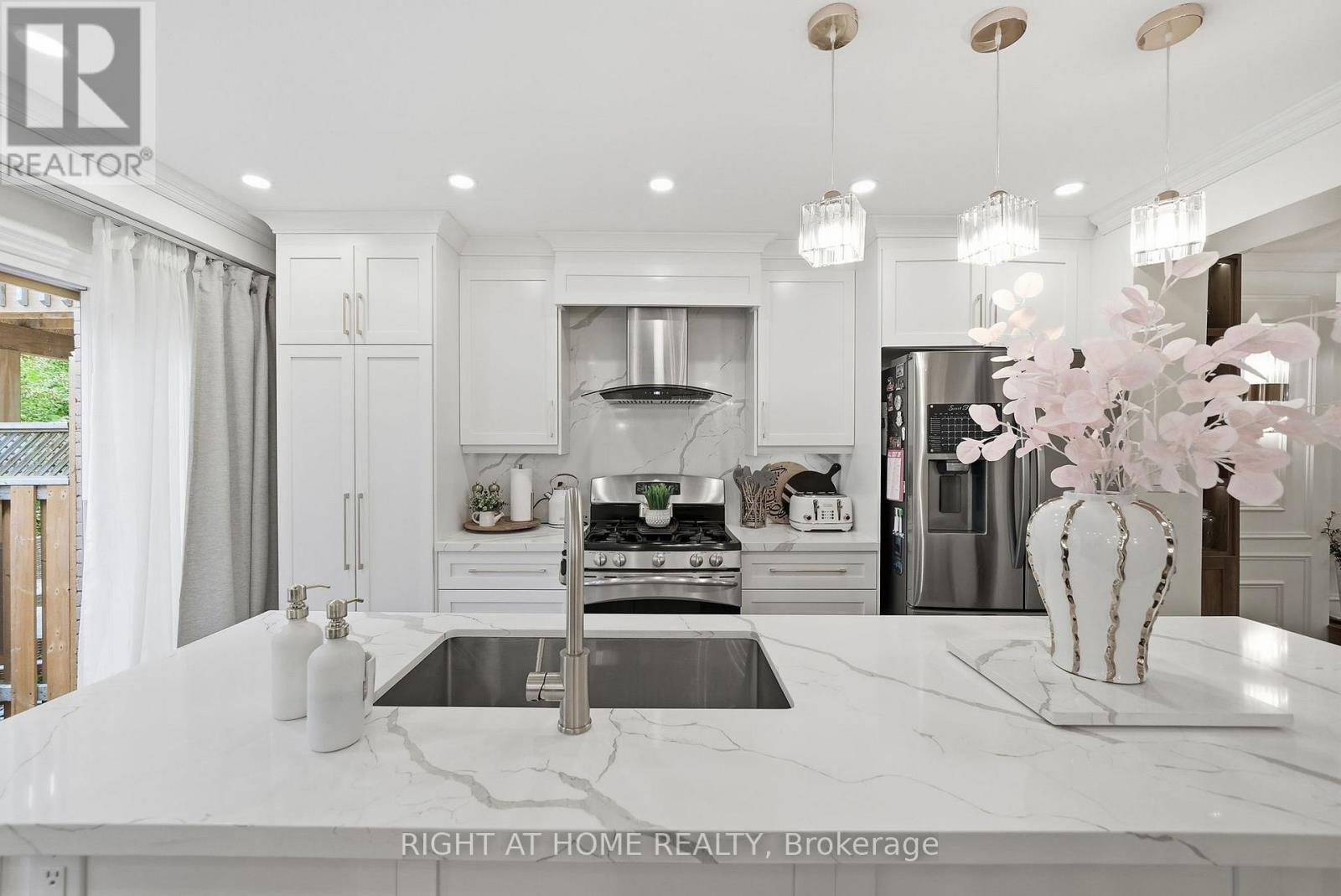 #44 2272 MOWAT AVENUE - 19