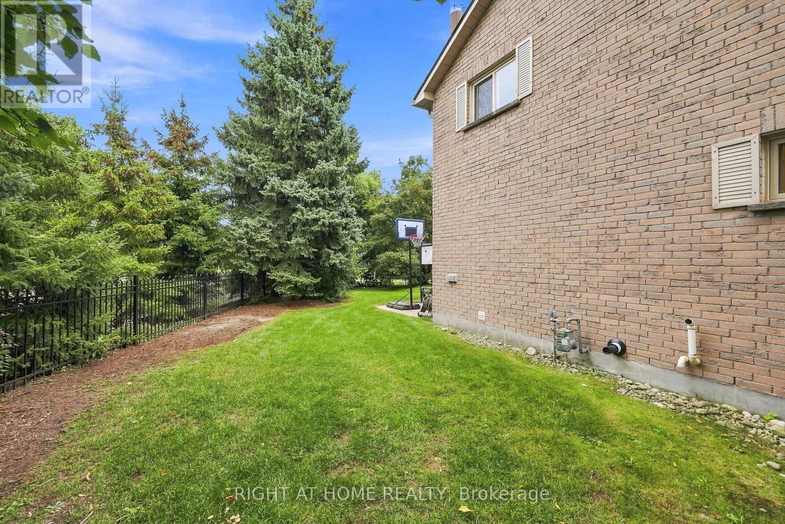 #44 2272 MOWAT AVENUE - Image 35