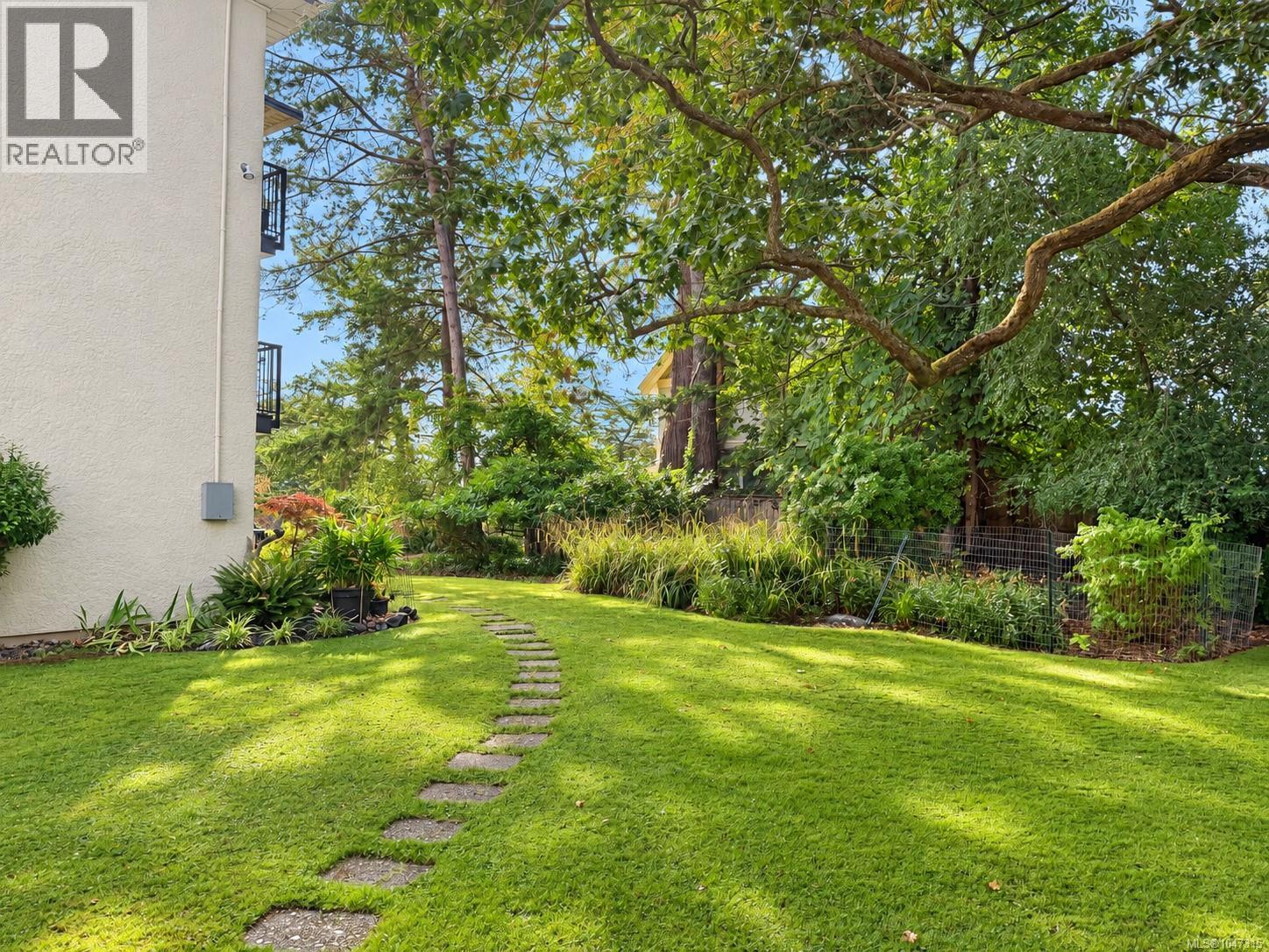 102 1400 Newport Avenue, Oak Bay