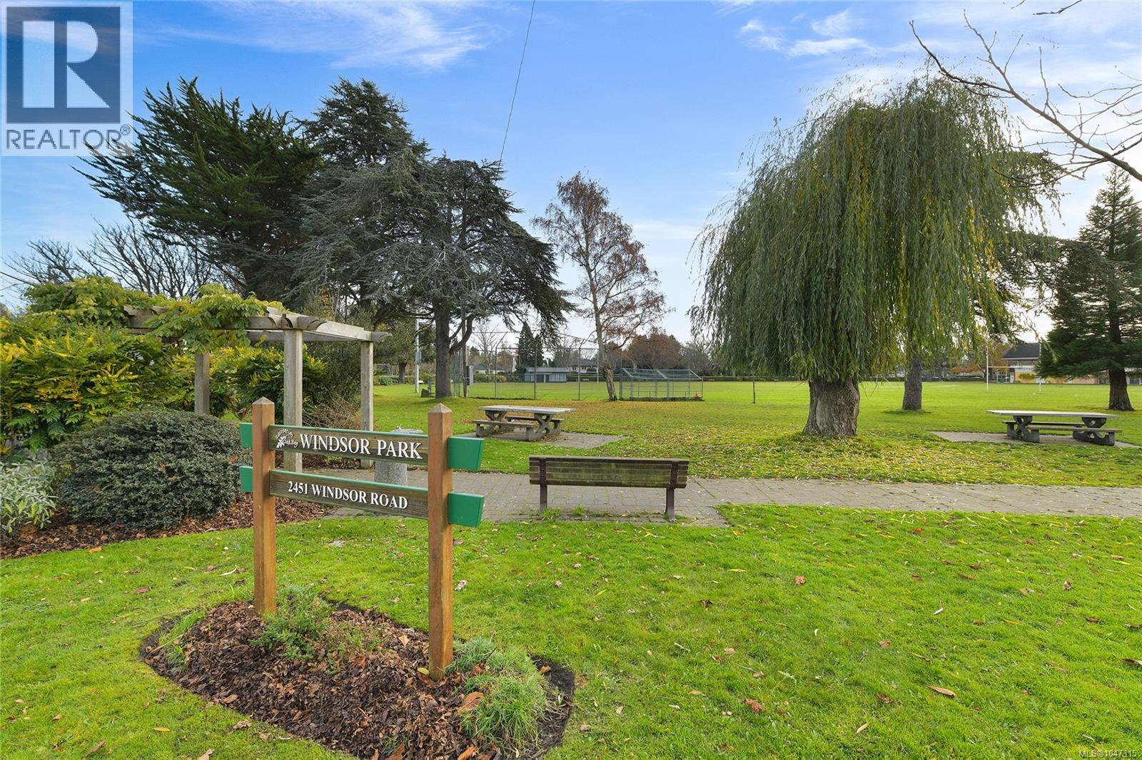 102 1400 Newport Avenue, Oak Bay