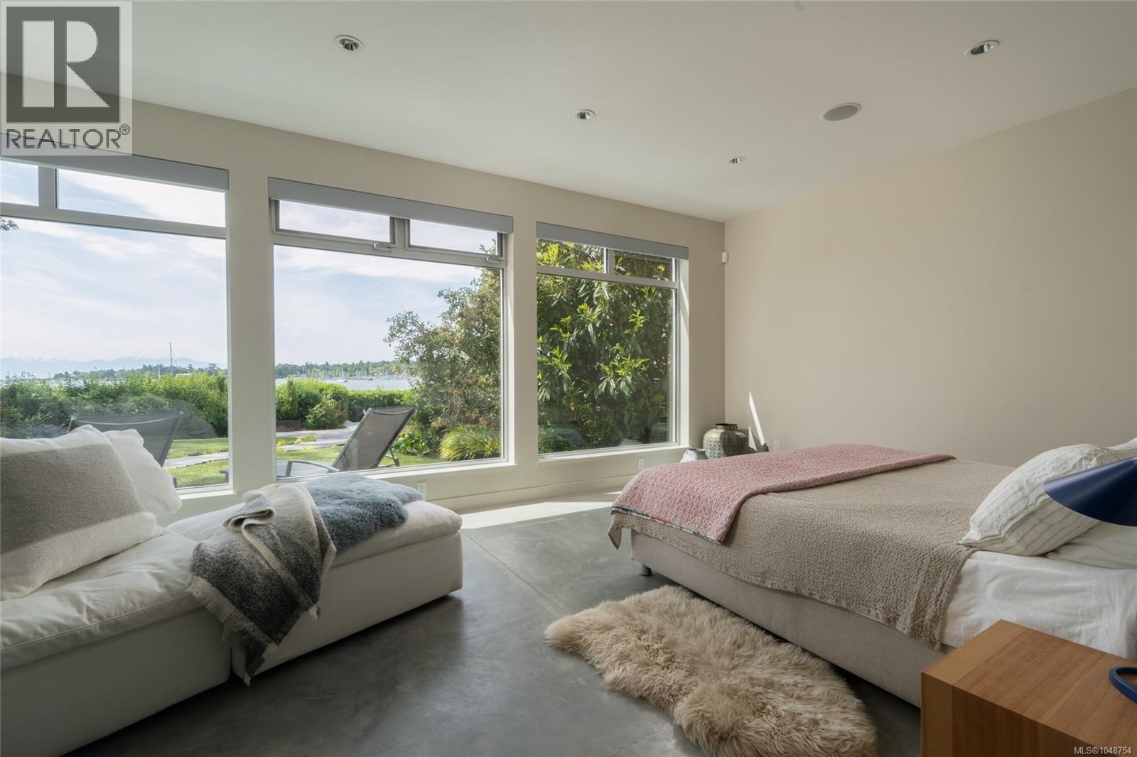 3931 Cadboro Bay Rd - Image 17