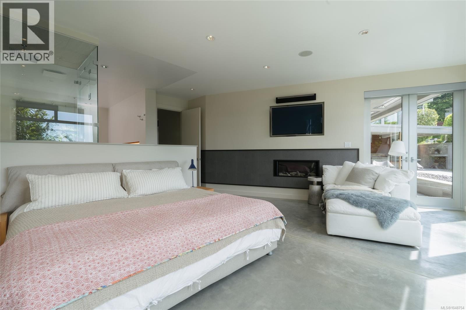 3931 Cadboro Bay Rd - Image 18