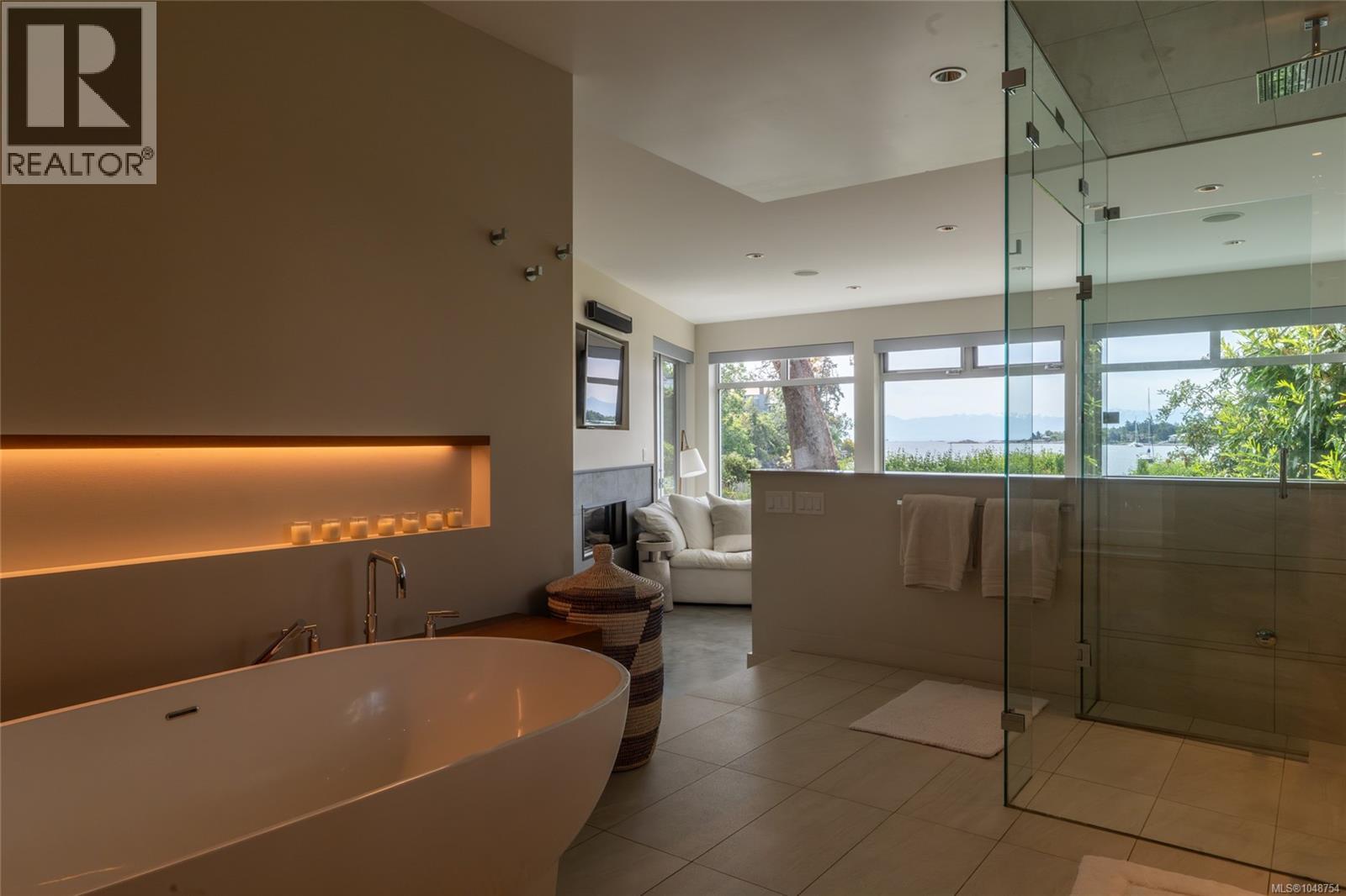 3931 Cadboro Bay Rd - Image 20