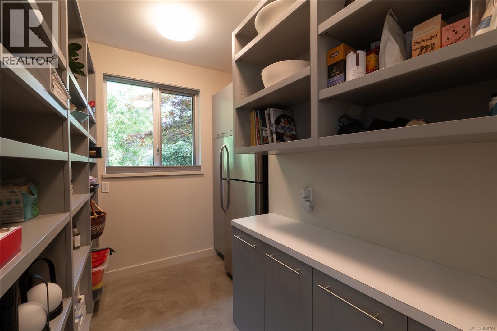 3931 Cadboro Bay Rd - Image 22