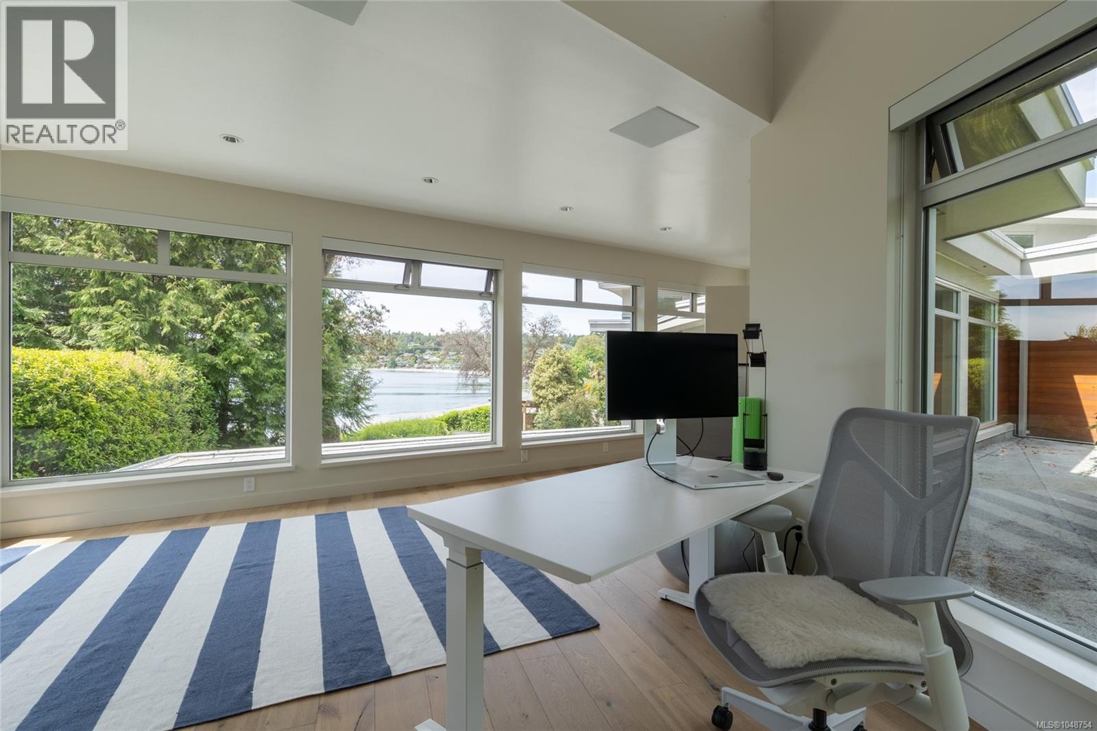 3931 Cadboro Bay Rd - Image 23