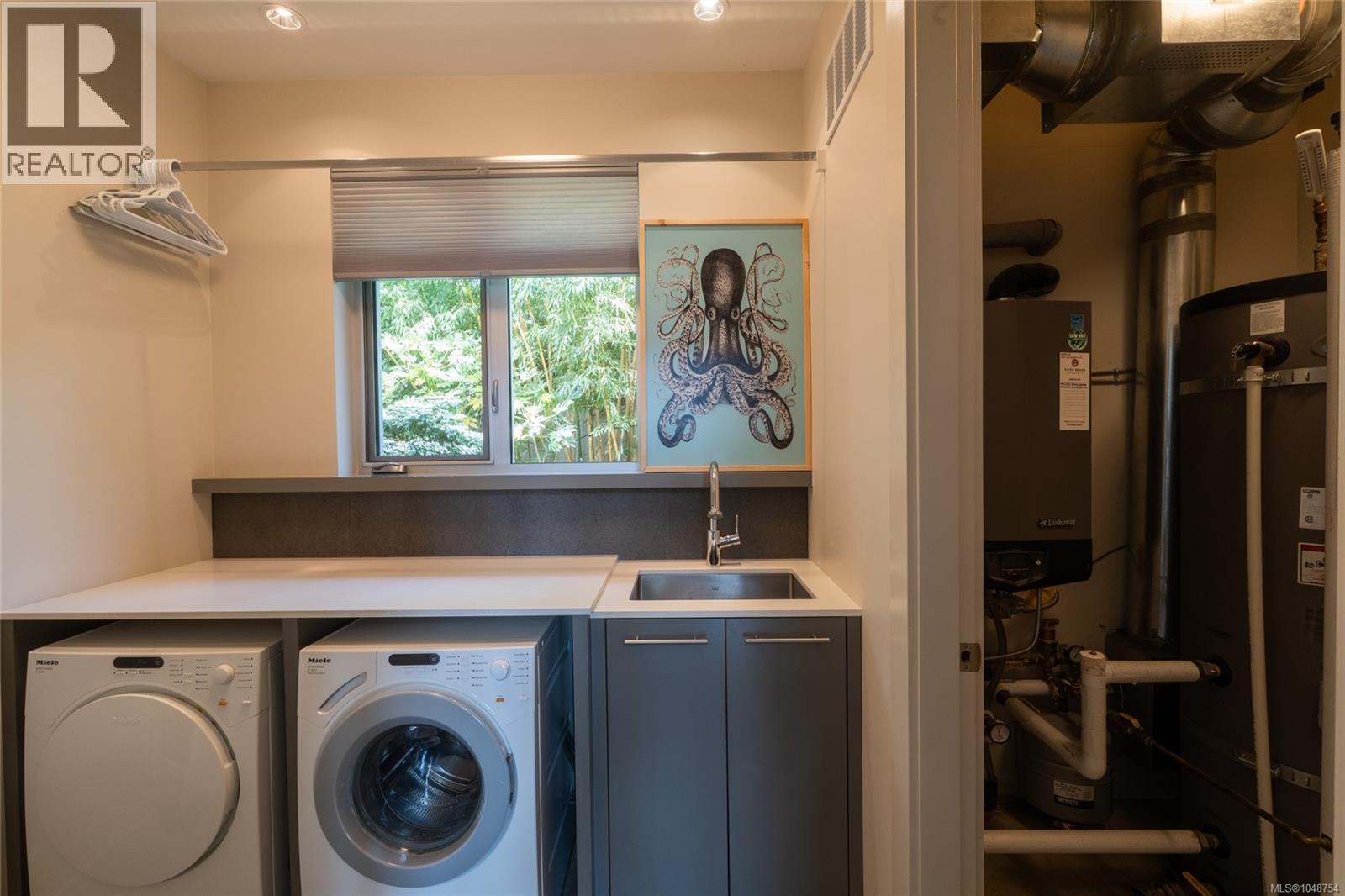 3931 Cadboro Bay Rd - Image 25