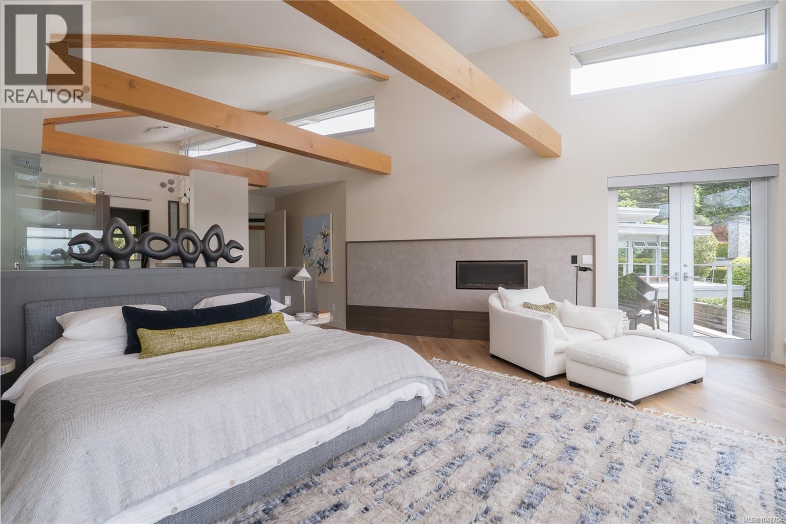 3931 Cadboro Bay Rd - Image 35