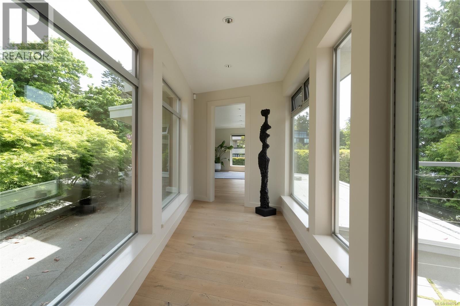 3931 Cadboro Bay Rd - Image 39