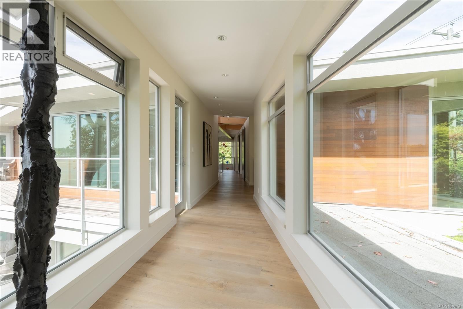 3931 Cadboro Bay Rd - Image 40