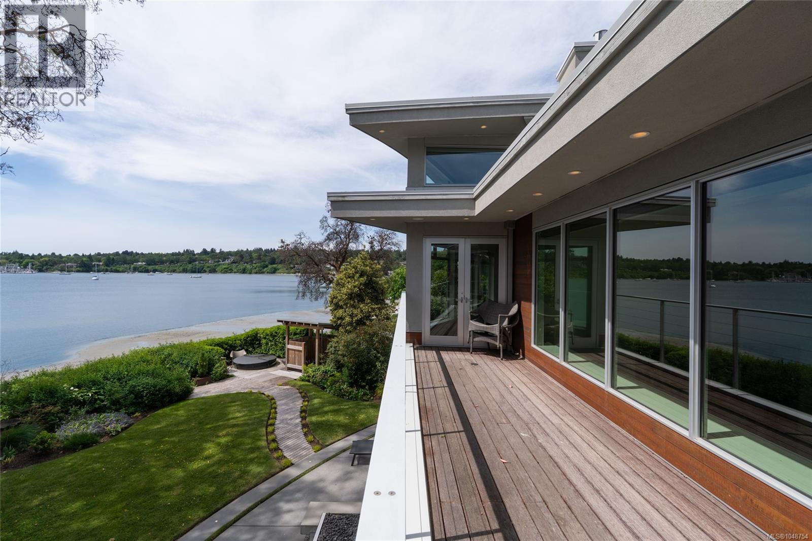 3931 Cadboro Bay Rd - Image 41
