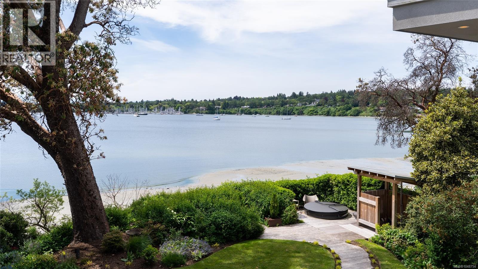 3931 Cadboro Bay Rd - 43