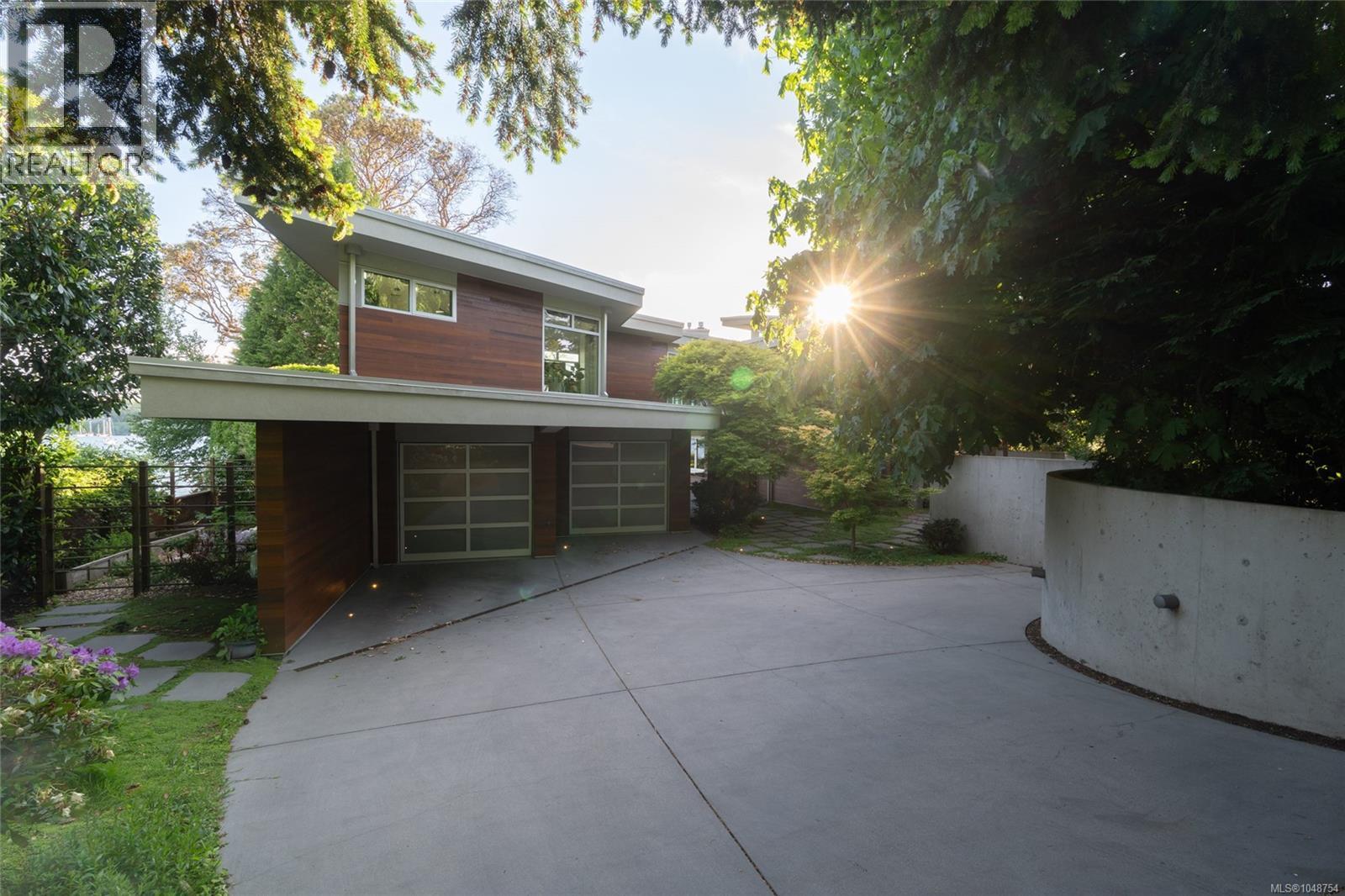 3931 Cadboro Bay Rd - Image 45