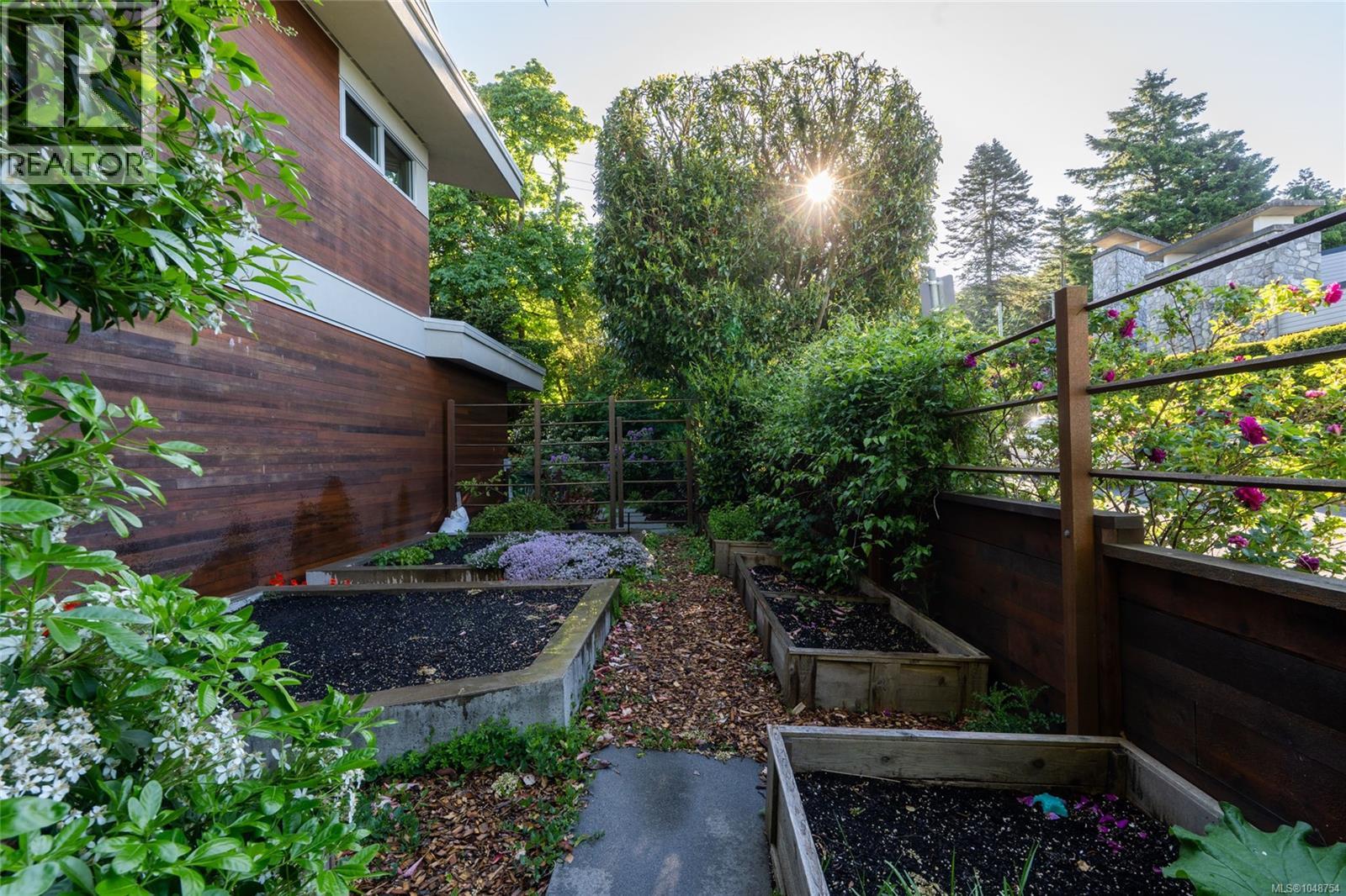 3931 Cadboro Bay Rd - 46