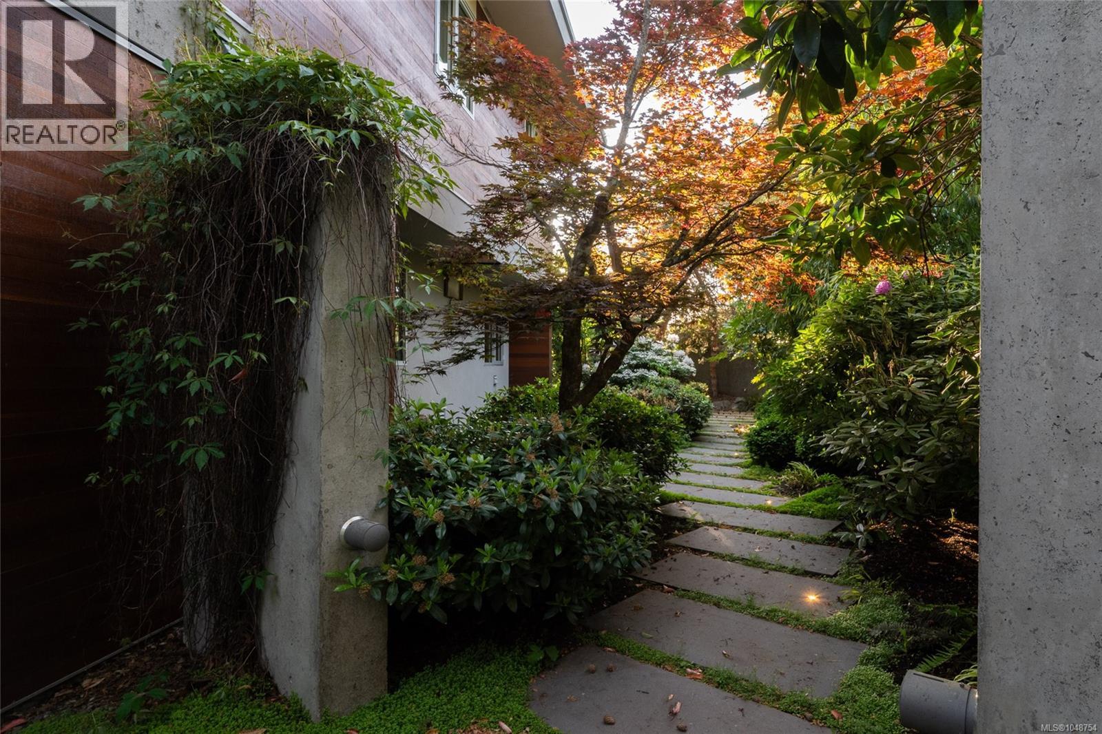 3931 Cadboro Bay Rd - Image 47