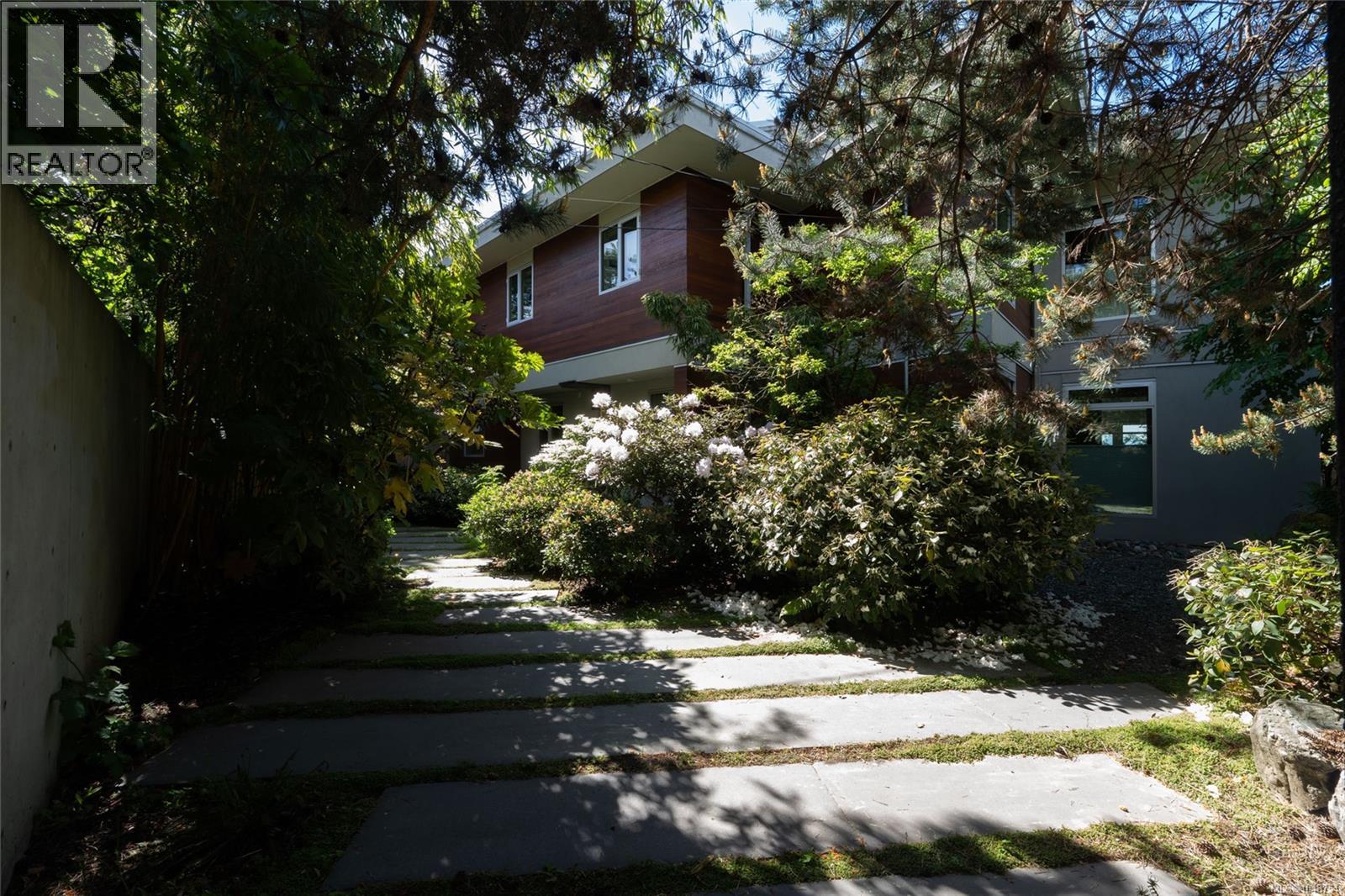 3931 Cadboro Bay Rd - Image 48