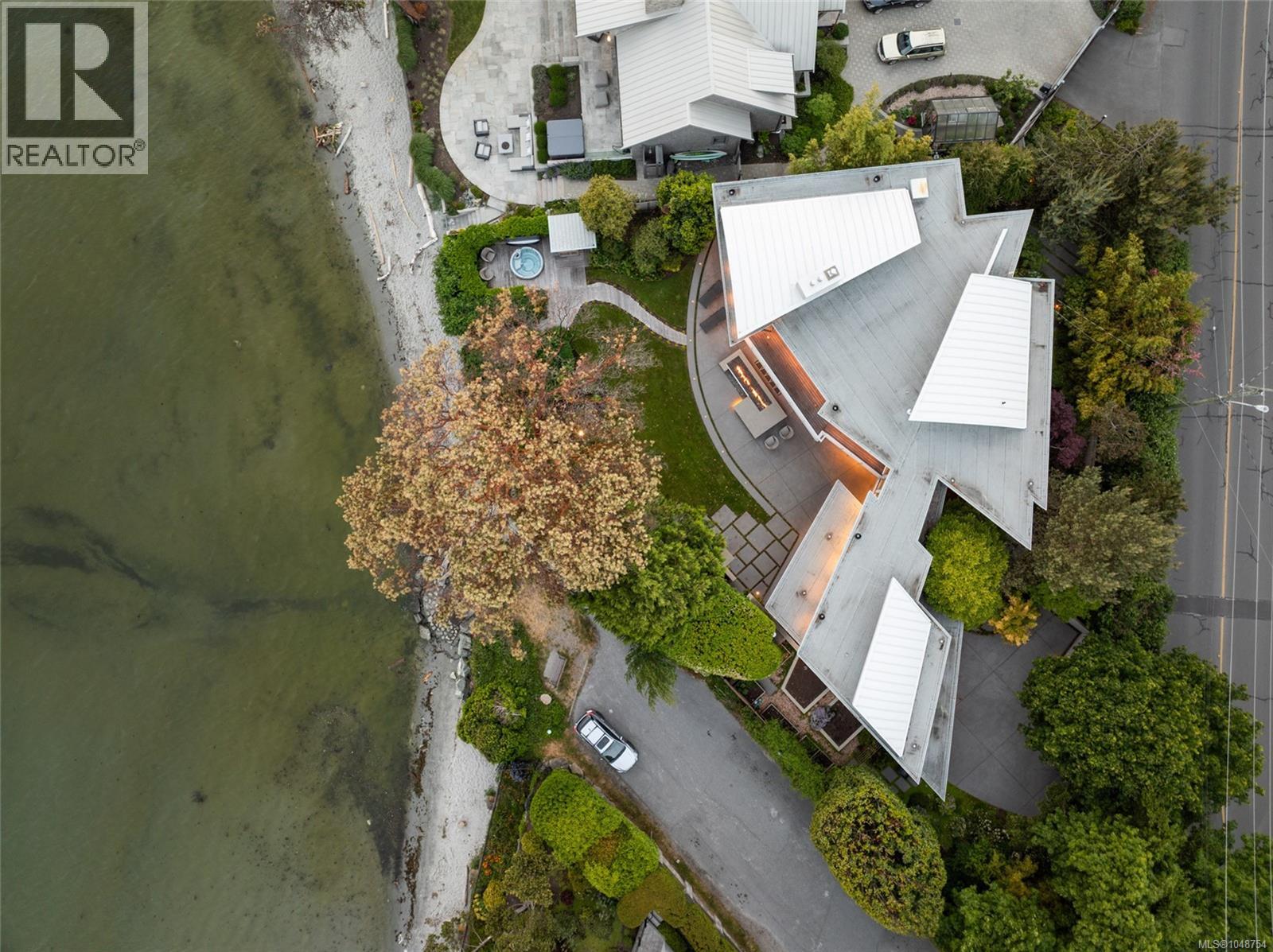 3931 Cadboro Bay Rd - 49