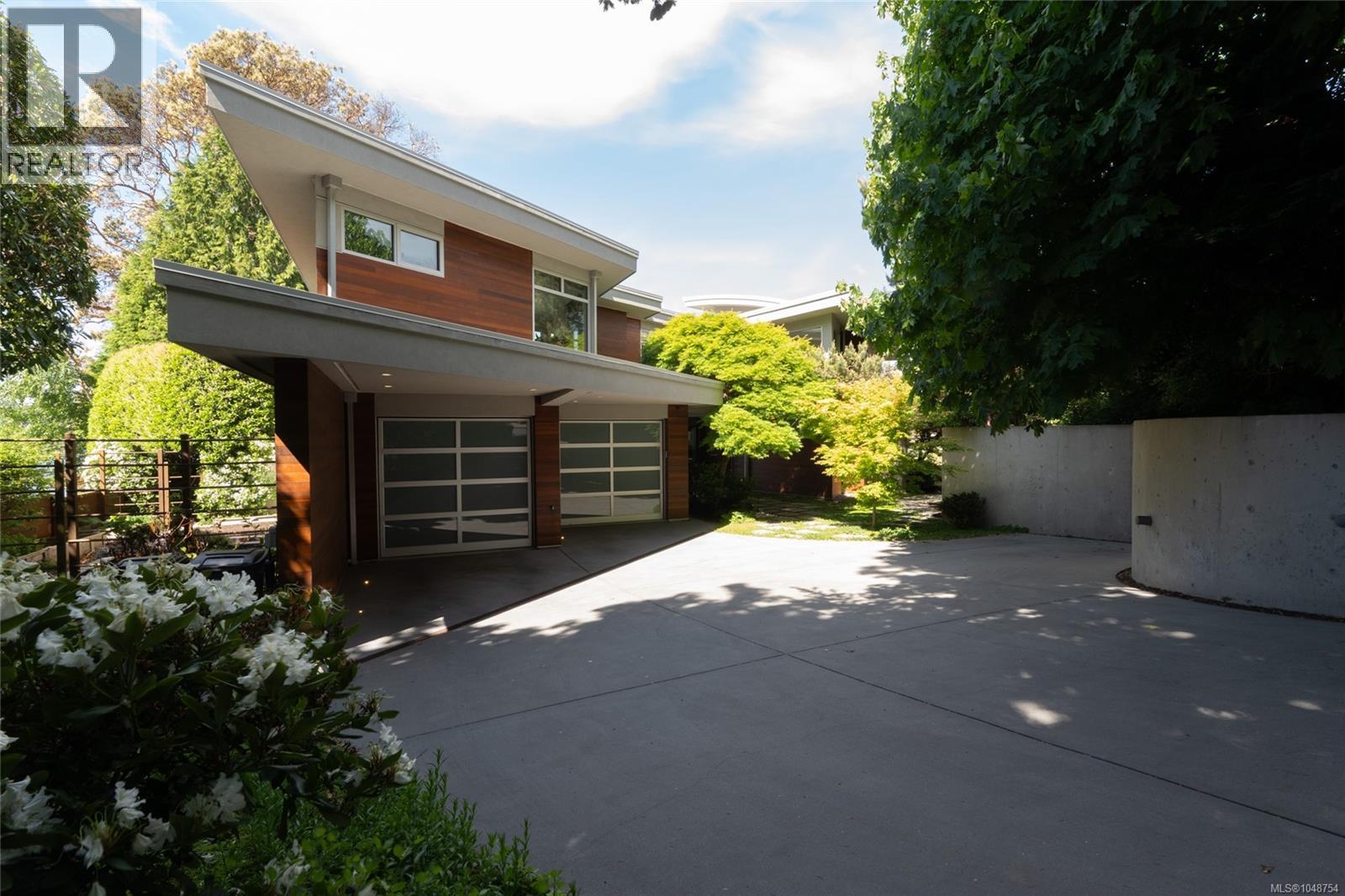 3931 Cadboro Bay Rd - Image 54